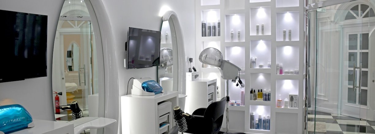 photo 1595944024804 733665a112db